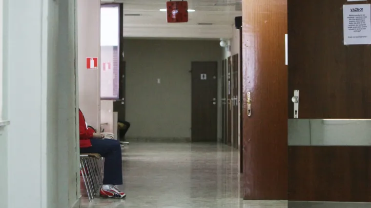 Čekaonica u &scaron;ibenskoj bolnici postala hit: 'Ovi prema zidu ziher imaju termin 2025.?'