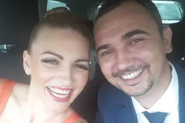 Bivša pjevačica E.T.-ja i novi suprug brak zapečatili tetovažama