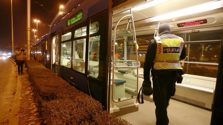 U&scaron;etao u tramvaj broj 6, salutirao 'Sieg Heil' pa putnike po&scaron;pricao suzavcem!