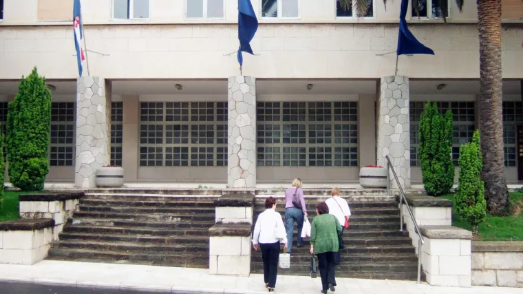 Roditelji splitskih školaraca u strahu: Gradska uprava od njih zatražila presliku bankovnih kartica