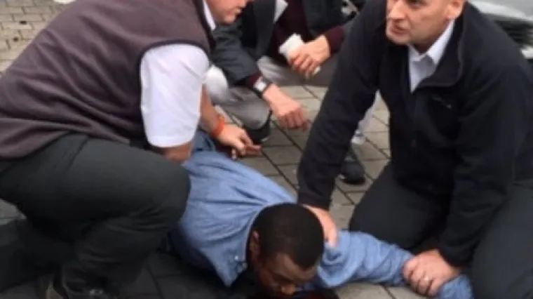 Automobilom se popeo na nogostup i gazio sve pred sobom! Pogledajte trenutak kad su ga uhvatili