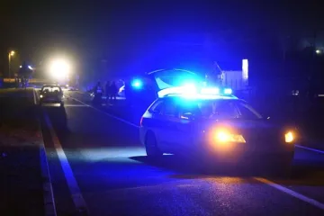 Automobilom jurili 120 kilometara, "preletjeli" željezničku prugu i zabili se u ogradu kuće