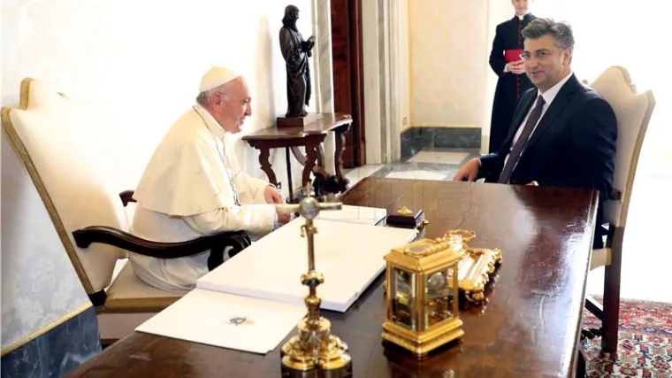 Premijer kod Svetog Oca stigao sa svojom suprugom i djecom