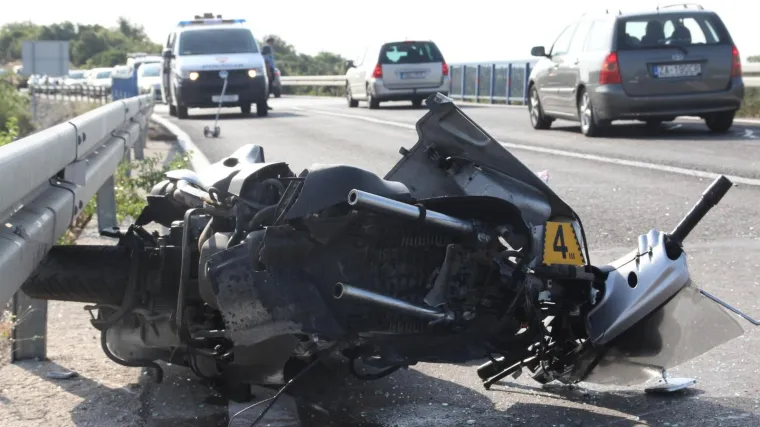 U teškoj prometnoj nesreći kod Omiša poginuo motociklist, cesta zatvorena za promet