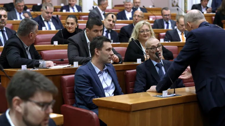 Most proziva ključne institucije i zahtijeva odgovore: 'Zar ste i vi Todorićeve tvrtke?'