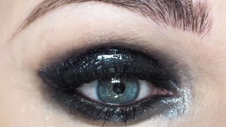 Trenutno je IN izgled mokrih kapaka koji možete vrlo lagano izvesti uz pomoć pravih proizvoda