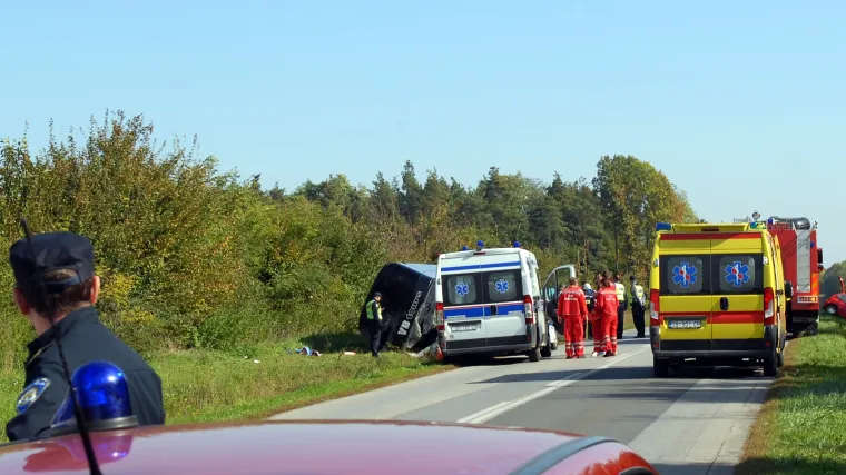 Nesreća kraj Slavonskog Broda: neslužbeno se doznaje da se vozač vraćao s kemoterapije i moguće da mu je pozlilo za volanom