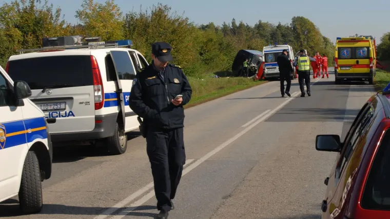 Autobus pun djece sletio s ceste, ima ozlijeđenih, jedna osoba poginula na mjestu