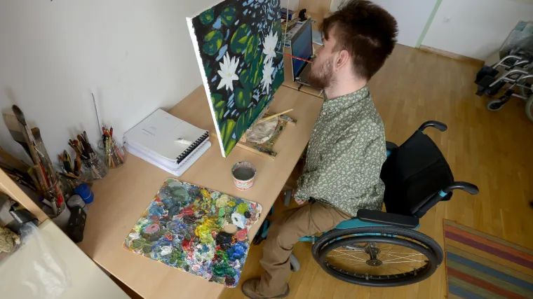 Alen je prvi student Akademije likovne umjetnosti koji slika ustima jer drugačije ne može: nadomak je diplome, ali treba mu va&scaron;a pomoć!