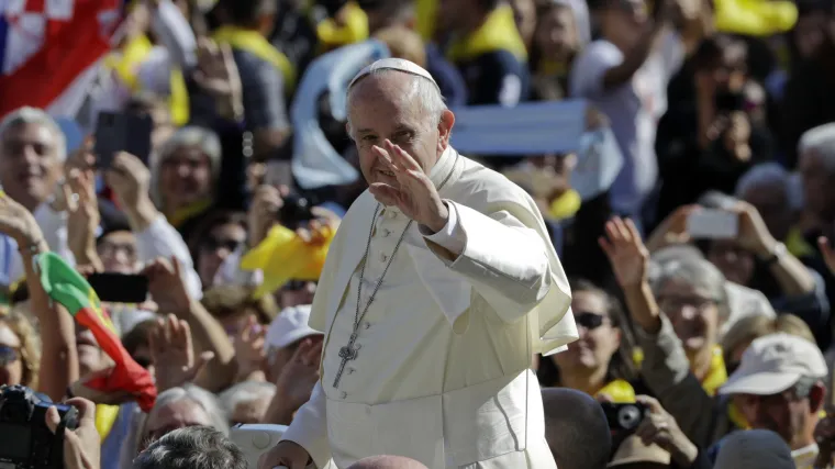 Papa Franjo pre&scaron;ao brojku od 40 milijuna Twitter pratitelja: 'Riječ je o kr&scaron;ćanima, ali i nekr&scaron;ćanima'