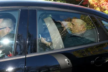 PRIVEDENA PIRUŠKA CANJUGA: Policiju dočekala u ekstravagantnom outfitu, suprug Zlatko odmah krenuo za njom