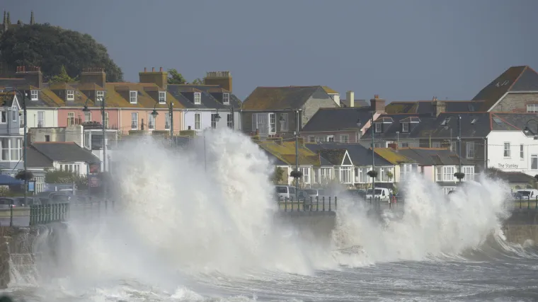 Oluja 'Ofelija' u Irskoj ru&scaron;ila stabla i odnijela tri života: zračna luka otkazala 135 letova