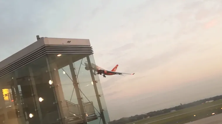 Zrakoplov proletio 20 metara od zgrade aerodroma: neki misle da je pilot prosvjedovao zbog bankrota avioprijevoznika