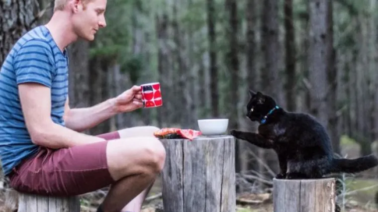 Prije dvije i pol godine dao je otkaz, prodao sve &scaron;to je imao i od tad kamperom putuje u dru&scaron;tvu svoje mačke