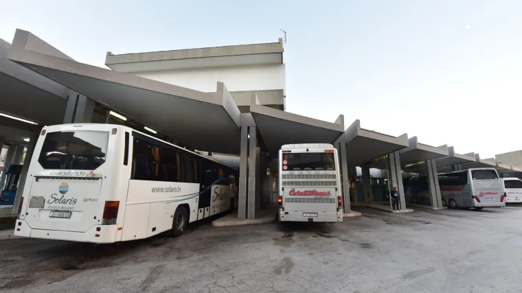 Drama na šibenskom autobusnom kolodvoru: autobus bez putnika odjednom krenuo u rikverc