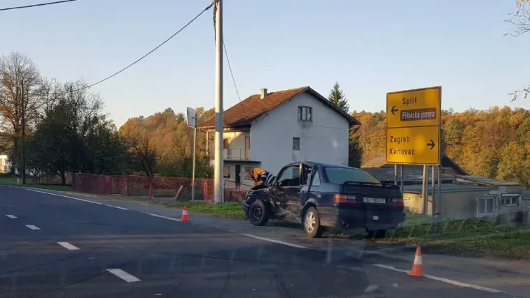 Sudar dvaju automobila u okolici Karlovca: intervenirala policija i hitna pomoć, jedna osoba ozlijeđena