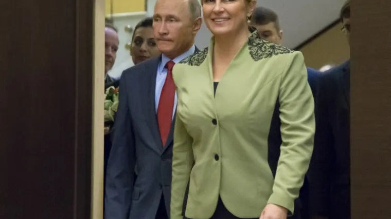 Predsjednica se u Rusiji susrela s Putinom, i iako je odu&scaron;evila poznavanjem engleskog jezika, modno je podbacila