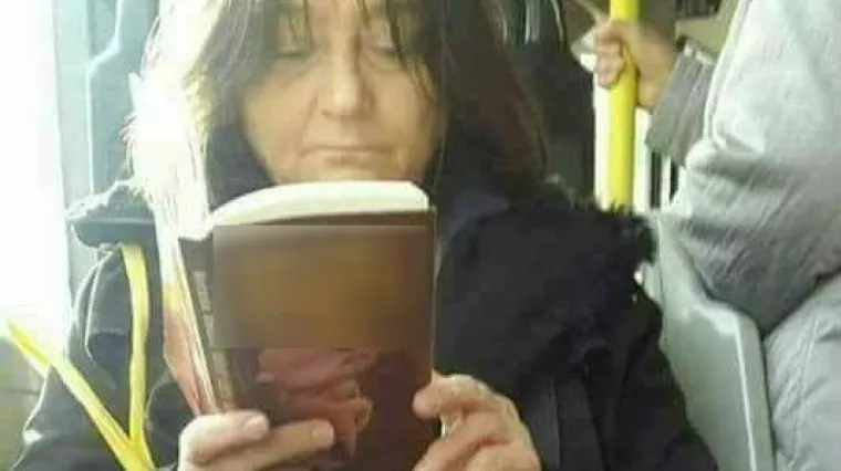 Žena u tramvaju 'ubila' vrijeme knjigom jeziva naslova