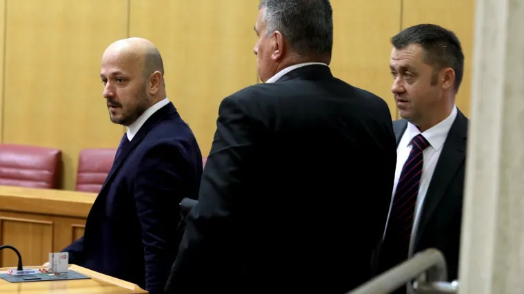 'Kaj će&scaron; ti meni govoriti da sjednem!?'