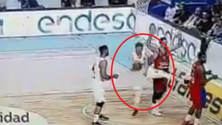 Slovenski ko&scaron;arka&scaron; iz nemoguće situacije ubacio loptu u ko&scaron;