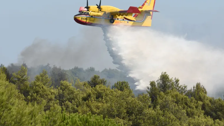 Novi požari u Dalmaciji: na terenu dva kanadera i dva airtractora, kod Konavla zaustavljeno &scaron;irenje vatre prema kućama
