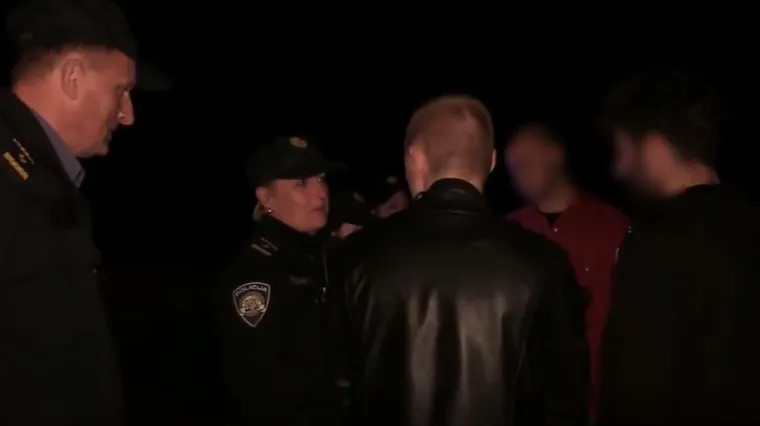 Policija u noćnoj akciji s ciljem suzbijanja maloljetničkog pijančevanja na javnom mjestu