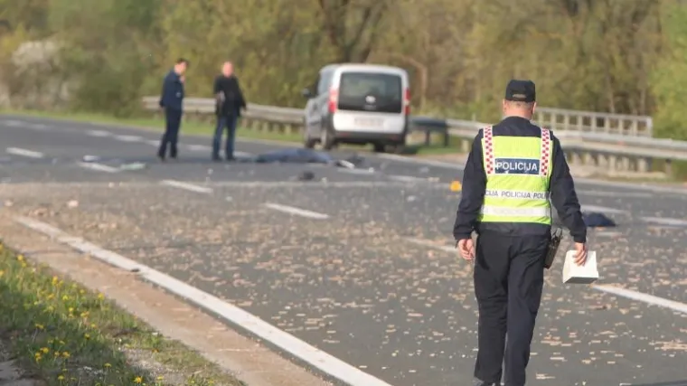 U sudaru dvaju vozila u Omišu poginuo muškarac, policija traži očevice