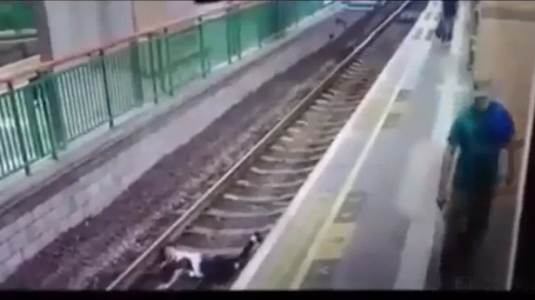 &Scaron;okantna snimka: mu&scaron;karac na željezničkoj stanici pri&scaron;ao ženi i gurnuo ju na tračnice