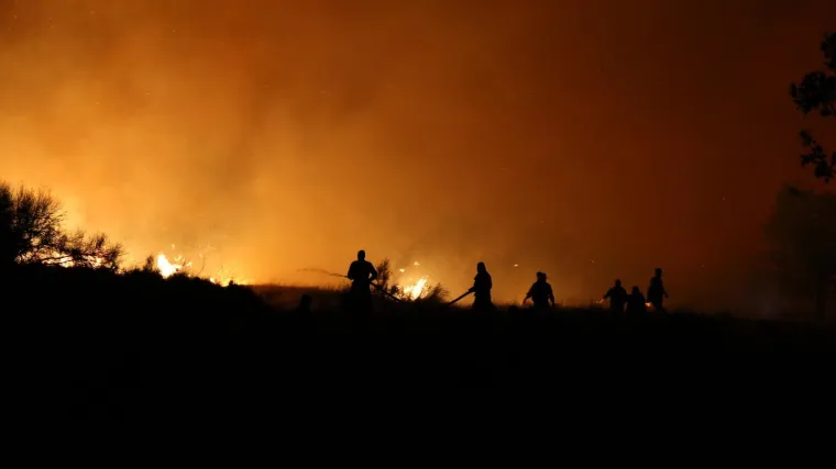 Orkanska bura koja pu&scaron;e brzinom od 100 kilometara na sat otežavala ga&scaron;enje velikog &scaron;umskog požara kod Omi&scaron;a