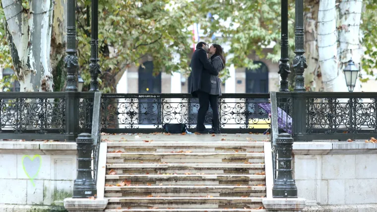 Njima ne smeta ki&scaron;a: dvoje mladih razmjenjuju poljupce u romantičnoj atmosferi glazbenog paviljona na Zrinjevcu