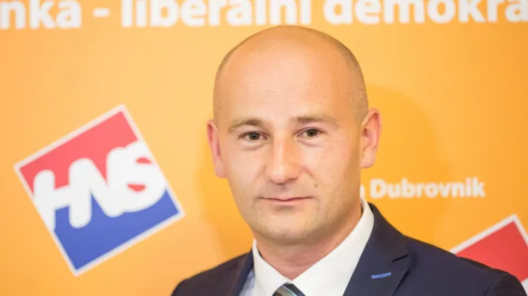 HDZ ga prozvao nesposobnim, a sada ga uvaljuje u masno plaćenu fotelju