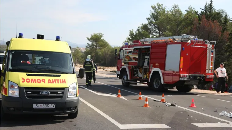 Nesreća kod Karlovca: vozačica prebrzo ušla u zavoj pa izazvala sudar, ozlijeđene četiri osobe među kojima i dvoje djece