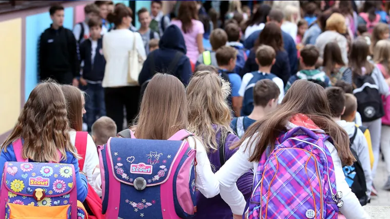 Problem koji nikako da se rije&scaron;i: iako naizgled vesele i lijepe, te&scaron;ke &scaron;kolske torbe opasnost su za zdravlje djece