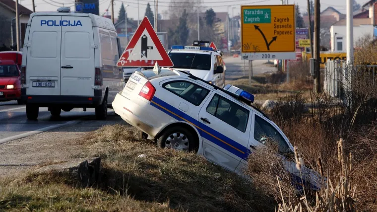 Naoružani razbojnici opljačkali trgovinu pa se Mercedesom zaletjeli u policijski automobil!