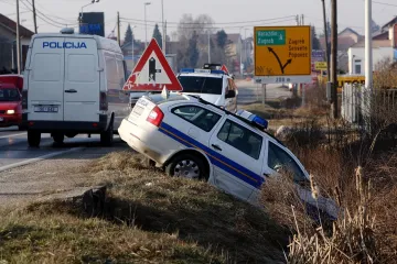 Naoružani razbojnici opljačkali trgovinu pa se Mercedesom zaletjeli u policijski automobil!