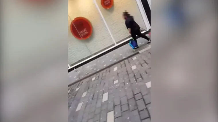 Šokantan prizor u centru Liverpoola: majka na 'povodcu za djecu' vukla sina po podu