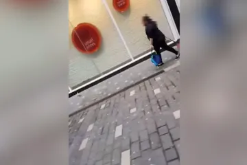 Šokantan prizor u centru Liverpoola: majka na 'povodcu za djecu' vukla sina po podu