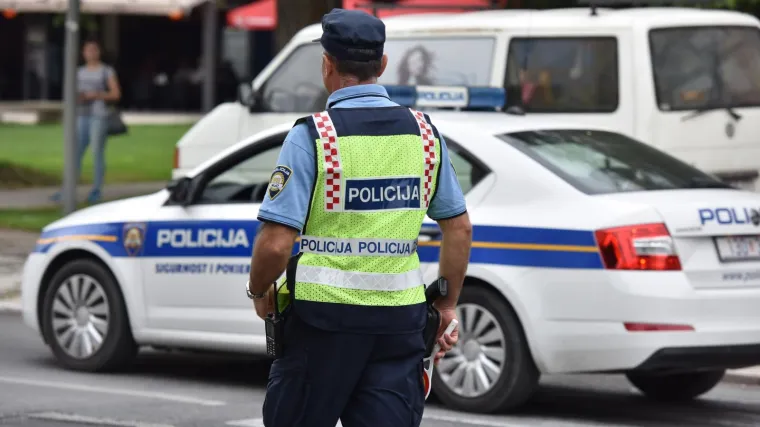 Policija traga za vozačem bijelog kombija koji je udario maloljetnika i pobjegao s mjesta nesreće