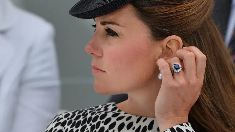 Za&scaron;to je zaručnički prsten Kate Middleton ba&scaron; od safira? Iza njega stoji cijela priča o kojoj mnogi nemaju pojma