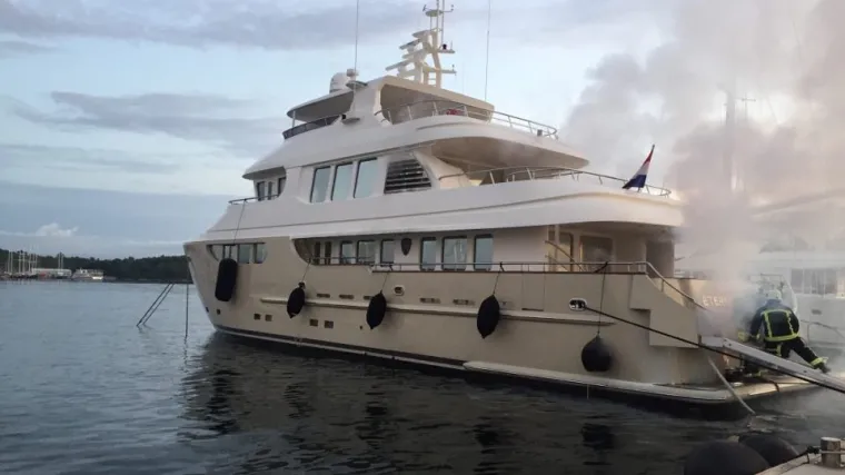 Požar na luksuznoj jahti u &Scaron;ibeniku lokaliziran, a vatrogasci i dalje saniraju požari&scaron;te
