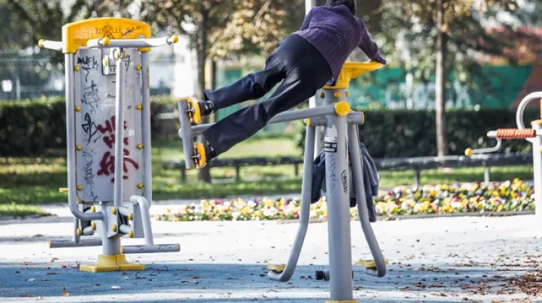 Ova baka posramila bi puno mlađe generacije: starica se ozbiljno 'ulovila' sprave u adrenalinskom parku