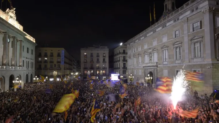 Katalonski gradovi uklanjaju &scaron;panjolske zastave, slavi se republika