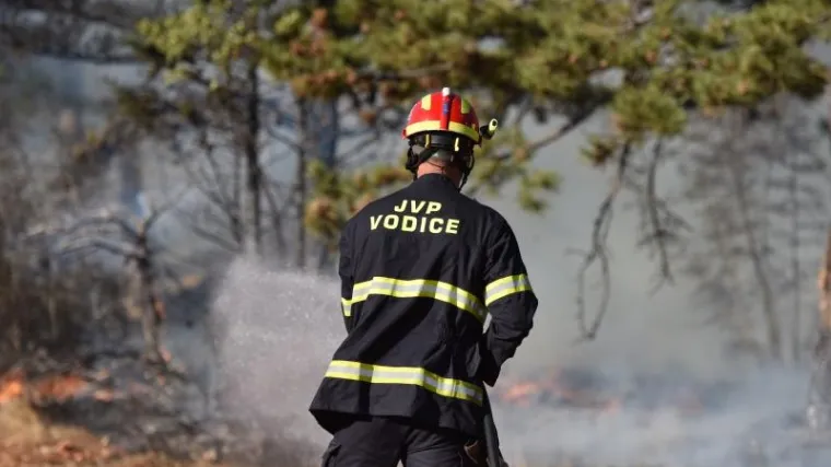 Požar kod Omi&scaron;a pod nadzorom, izgorjelo 60-ak hektara