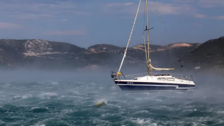 Makarsko područje zahvatila jaka bura, trajektne linije u prekidu