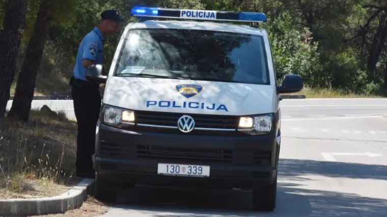 Vozač poginuo nakon &scaron;to je sletio s ceste i udario u drvo