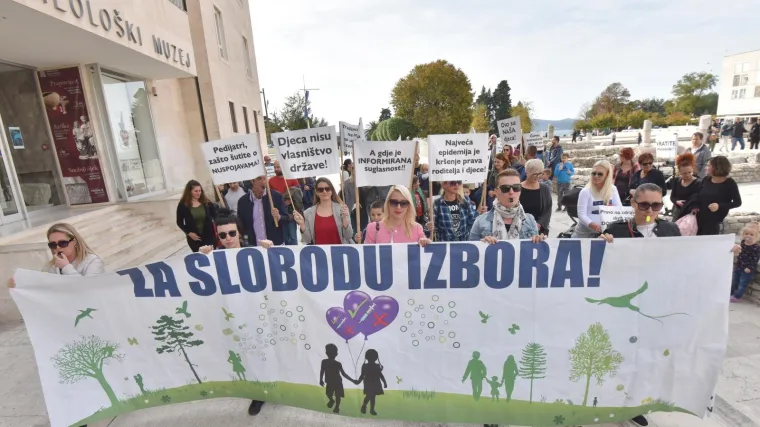 Inicijativa 'Za slobodu izbora pri cijepljenju' održala prosvjed u Zadru: 'Vi ste debili, djeca će vam biti bolesna'