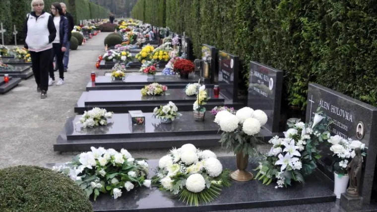 Uoči blagdana Svih Svetih gužva na grobljima: rastu cijene cvijeću i aranžmanima, čak su i dvaput skuplji