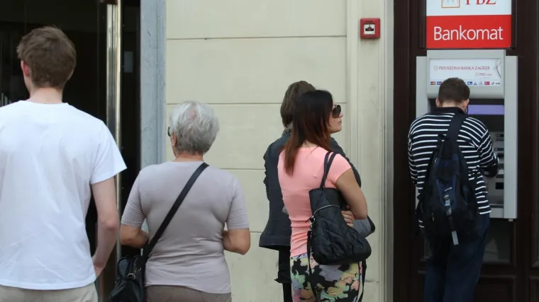 Banke su ovog vikenda masovno blokirale kartice građanima: zabilježeni su masovni pokušaji krađe nakon 'skimminga' bankomata