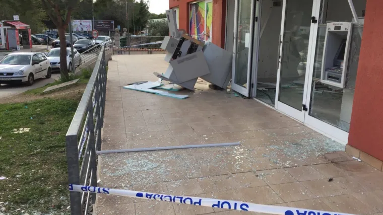 Pljačka u &Scaron;ibeniku: eksplozivnim plinom raznijeli bankomat i pobjegli s novcem