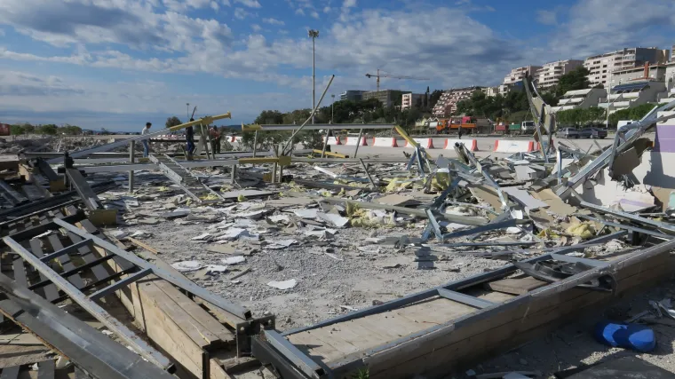 Evo &scaron;to je ostalo od Žnjana: splitskom plažom nakon ru&scaron;enja ugostiteljskih objekata vlada pusto&scaron;